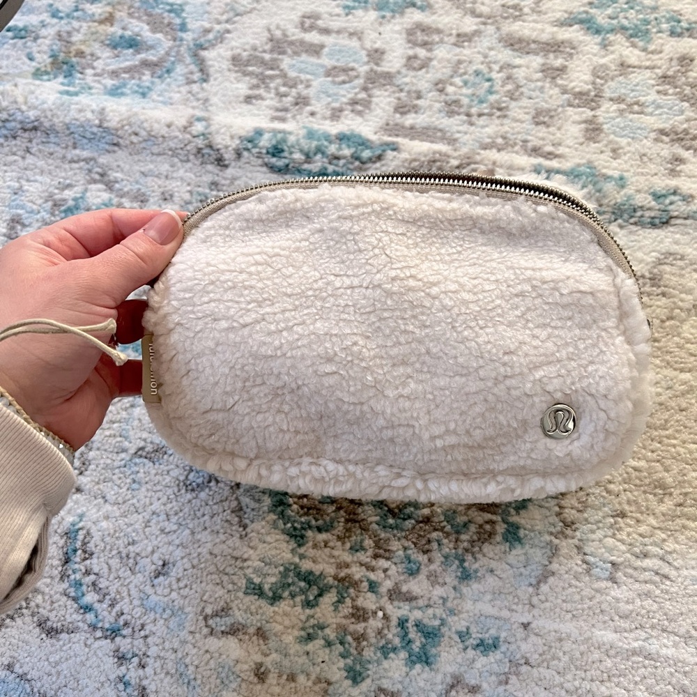 Lululemon Everywhere Fleece Belt Bag Natural Ivory/Trench